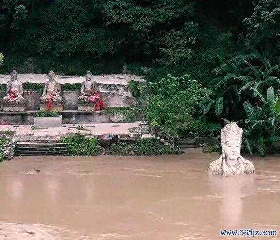 这可能是重庆“混得最惨”的不雅音，终年泡水里，本质版泥船渡河